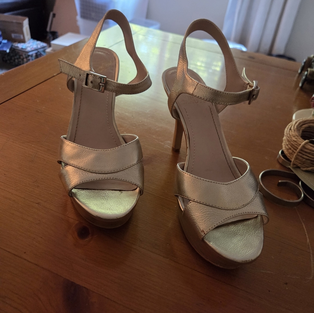 Vince Camuto Strappy Gold 4" Heels Size 8m